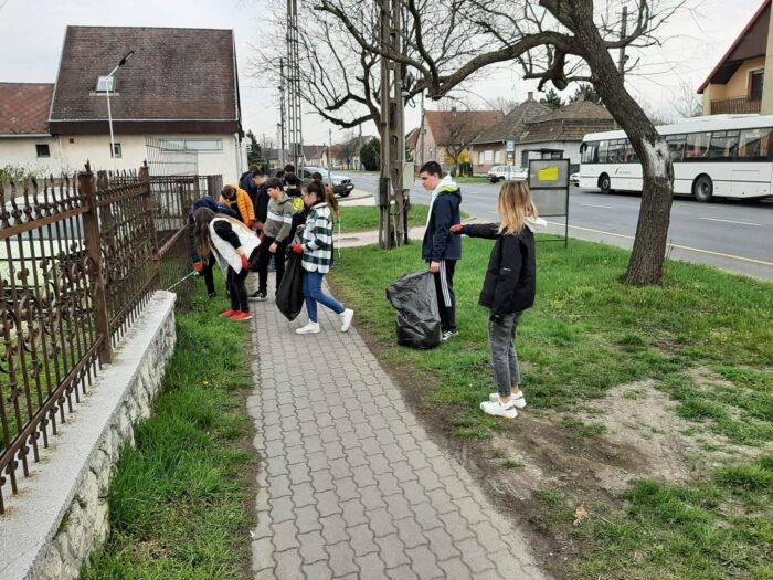 Több mint 300 diák szedte a szemetet!